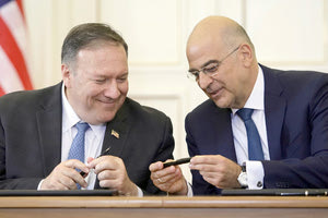 Πομπέο-Δένδιας λίγο πριν υπογράψουν τη Συμφωνία Αμοιβαίας Αμυντικής Συνεργασίας Ελλάδας και ΗΠΑ