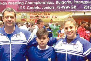 Ο κ. Δεσκουλίδης με τους αθλητές Δεσκουλίδου και Βαβίλη