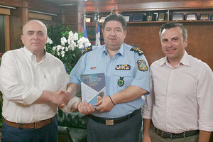 Το βιβλίο  “Το Νομικό Status των ζώων στην Ελληνική έννομη τάξη” παρέδωσε ο συγγραφέας-αστυνομικός διευθυντής κ. Νίκος Χρυσάκης στον αρχηγό της ΕΛΑΣ Μιχάλη Καραμαλάκη και τον πρόεδρος της Ένωσης Αξιωματικών ΕΛ.ΑΣ. Κρήτης κ. Στέλιο Καρακούδη