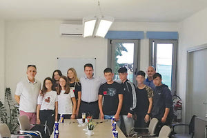 Με αντιπροσωπεία του δεκαπενταμελούς μαθητικού συμβουλίου του Γυμνασίου Γουβών συναντήθηκε χθες ο δήμαρχος Χερσονήσου, Γιάννης Σέγκος