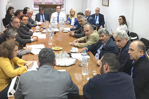 ευρεία σύσκεψη, που πραγματοποιήθηκε με την Πανελλήνια Ομοσπονδία Αμβυκούχων και αντιπροσωπεία των Μικρών Αποσταγματοποιών και αμπελοκαλλιεργητών