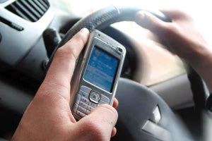 Αίτια πρόκλησης τροχαίων τα κινητά τηλέφωνα
