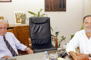 ο Γιάννης Κουράκης με τον δήμαρχο Β. Λαμπρινό