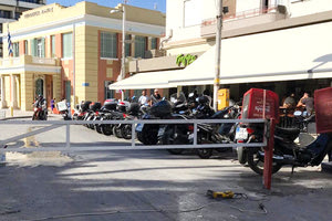 μπάρα στον πεζόδρομο της Δικαιοσύνης