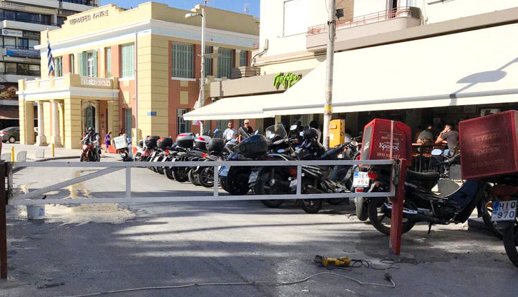 μπάρα στον πεζόδρομο της Δικαιοσύνης
