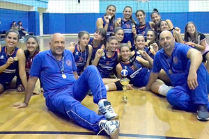 Οι γυναίκες της ΓΕΗ μαζί με τους προπονητές τους πανηγυρίζουν τον τίτλο στο κύπελλο