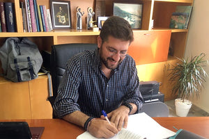 υπέγραψε σύμβαση ο δήμαρχος Μαλεβιζίου Μενέλαος Μποκέας