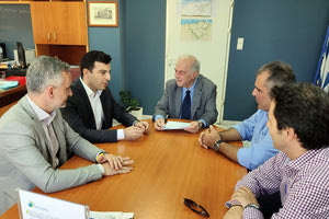 Σύμβαση που αφορά στην προμήθεια δυο ηλεκτροκίνητων λεωφορείων υπέγραψε χθες ο Δήμαρχος Ηρακλείου Βασίλης Λαμπρινός, παρουσία και του αντιδημάρχου τεχνικών έργων Γιάννη Αναστασάκη. 