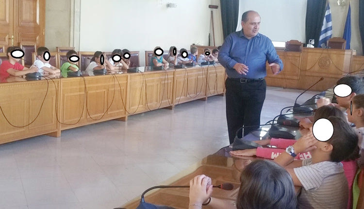 Μαθητές και εκπαιδευτικούς του 47ου Δημοτικού σχολείου Αγίου Ιωάννη υποδέχτηκε χθες στη Λότζια ο αντιδήμαρχος Παιδείας, κ. Νίκος Αγγελάκης.