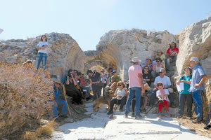 Οι «Μυθοκρουσμένοι» (Περιβαλλοντική Ομάδα του Εσπερινού Γυμνασίου Ηρακλείου και οι συνοδοιπόροι) στο πλαίσιο των δράσεων περιβαλλοντικής εκπαίδευσης.
