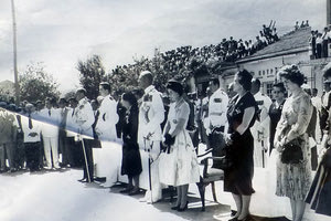 Ο βασιλιάς Παύλος και όλο το παλάτι στη Σούδα το 1959.