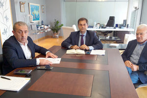 συνάντηση για την Thomas Cook είχαν με τον Υπουργό Τουρισμού Χάρη Θεοχάρη, ο βουλευτής Ηρακλείου Σωκράτης Βαρδάκης και ο βουλευτής Λασιθίου Μανόλης Θραψανιώτης