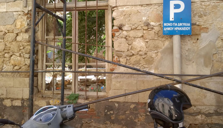 Κάτω ακριβώς από το προβληματικό στατικά Τρανταλλίδειο η πυνακίδα που επιτρέπει στάθμευση στα δίκυκλα