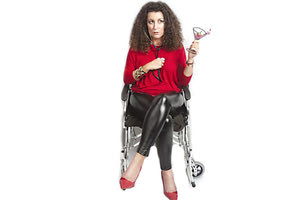 Η ΚΑΤΕΡΙΝΑ ΒΡΑΝΑ στην καινούργια της παράσταση “Staying Alive” (Σχεδόν Πέθανα)