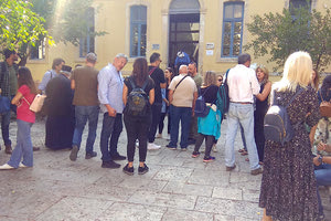 Στο πλευρό της δασκάλας που δέχτηκε την επίθεση βρέθηκαν εκπαιδευτικοί αλλά και γονείς