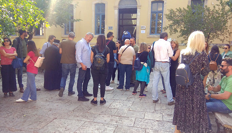 Στο πλευρό της δασκάλας που δέχτηκε την επίθεση βρέθηκαν εκπαιδευτικοί αλλά και γονείς