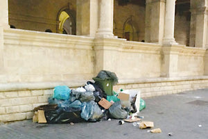 Με το που ξεκίνησε η απεργία γέμισε η πόλη σκουπίδια