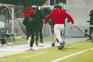 Από την επίθεση των κουκουλοφόρων στο Ρέντη