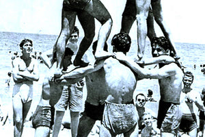 Η φωτογραφία της ημέρας με νέους της εποχής να κάνουν μπάνιο στο Ηράκλειο, μέσα στο λιμάνι.