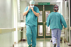 Γιατροί και εργαζόμενοι στα νοσοκομεία
