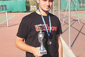 Ο Μπόγρης με το κύπελλο του