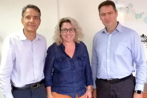 ο δήμαρχος Χερσονήσου, Γιάννης Σέγκος, με την διοικήτρια της 7ης Υγειονομικής Περιφέρειας Κρήτης, Λένα Μπορμπουδάκη, και τον υποδιοικητή, Χάρη Λυδάκη