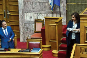 Όλα τα λεφτά ήταν η φωτογραφία της Ντόρας Μπακογιάννη από την Ολομέλεια της Βουλής