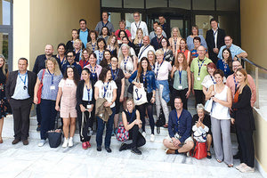 Αναμνηστική φωτογραφία μελών της VFF και στελεχών της ΑΝΕΚ εξωτερικά των κεντρικών γραφείων της εταιρείας