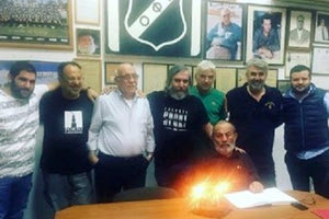 Μια τούρτα-έκπληξη για τα 52 χρόνια προσφοράς του Π. Σπυριδάκη από τα μέλη του Δ.Σ. του Ερασιτέχνη ΟΦΗ