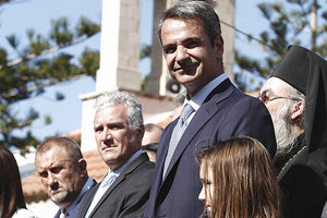 ο πρωθυπουργός, Κυριάκος Μητσοτάκης, κατά τη μαθητική παρέλαση στην Κίσσαμο Χανίων.