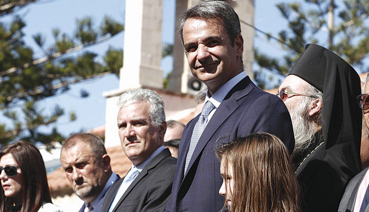ο πρωθυπουργός, Κυριάκος Μητσοτάκης, κατά τη μαθητική παρέλαση στην Κίσσαμο Χανίων.