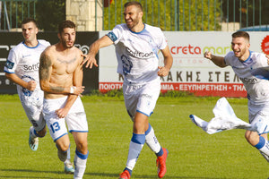 Το τρένο του Ηροδότου: Ο Βακράκος και οι συμπαίκτες του πανηγυρίζουν το γκολ που έδωσε τη νίκη στις Αρχάνες