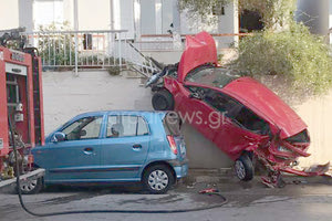 Το αυτοκίνητο καβάλησε τον τοίχο