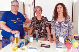 Η κ. Αθηνά Γκινούδη με τους υπεύθυνους των δύο ΕΚΦΕ Ηρακλείου, κ.κ. Αστρινό Τσουτσουδάκη και Ειρήνη Δερμιτζάκη