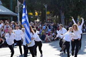 Οι κοπέλες που… παρέλασαν χορευτικά αλά Μόντι Παϊθον