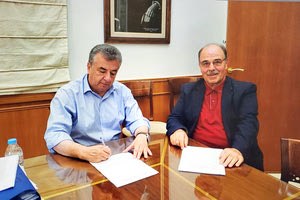 ο περιφερειάρχης Κρήτης Σταύρος Αρναουτάκης με τον πρόεδρο του προσωρινού συμβουλίου της ενεργειακής κοινότητας Χαράλαμπο Γιαννόπουλο