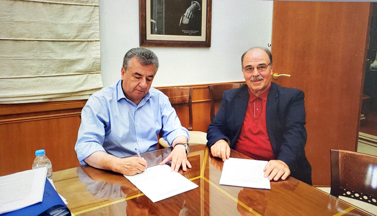 ο περιφερειάρχης Κρήτης Σταύρος Αρναουτάκης με τον πρόεδρο του προσωρινού συμβουλίου της ενεργειακής κοινότητας Χαράλαμπο Γιαννόπουλο