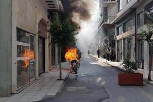 ΦΩΤΙΑ ΣΤΗ “ΜΙΚΡΗ” ΕΒΑΝΣ: Δεν περνά ούτε η Πυροσβεστική