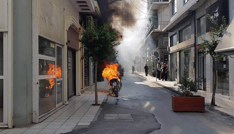 ΦΩΤΙΑ ΣΤΗ “ΜΙΚΡΗ” ΕΒΑΝΣ: Δεν περνά ούτε η Πυροσβεστική