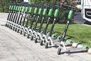 Απαγορεύτηκαν τα πατίνια, αλλά οι εταιρείες ζητούν χώρους στάθμευσης!