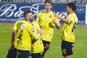 Ο Ιατρούδης πανηγυρίζει με τους συμπαίκτες του