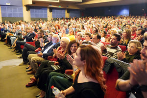 Η εκδήλωση προβολής της ταινίας «Για θύμισέ μου» για τους ασθενείς με άνοια στον κινηματογράφο Αστόρια.