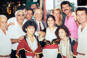 Η φωτογραφία της ημέρας: Ο Ανδρέας Παπανδρέου ως πρωθυπουργός επιστρέφει στην Κρήτη