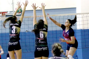 Η Γενιτσαρίδη της ΑΘΛΕΣΗ σε μια προσπάθειά της στο ματς με τον Απόλλωνα