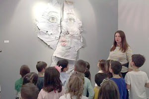 επίσκεψη των παιδιών του 3ου Νηπιαγωγείου Μοιρών στη Δημοτική Πινακοθήκη Μαλεβιζίου.