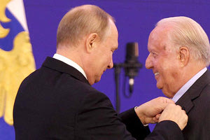 Ο πρόεδρος Πούτιν παρασημοφορεί τον Νίκο Δασκαλαντωνάκη