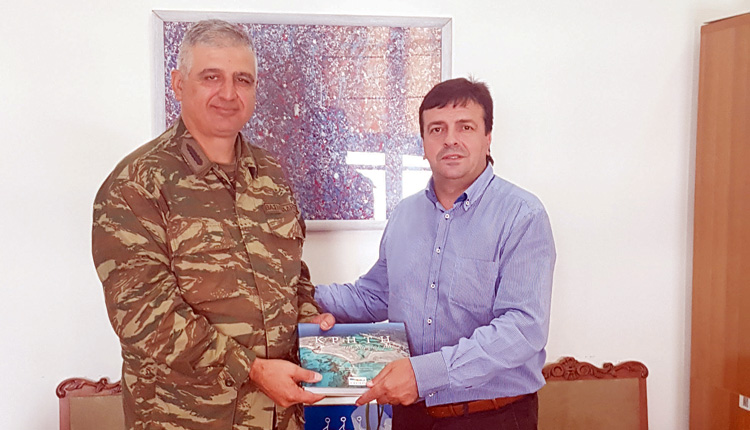 Συνάντηση Συριγωνάκη με τον διοικητή της ΣΕΑΠ, ταξίαρχο Βασίλη Βασιλειάδη
