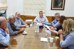 ο περιφερειάρχης Κρήτης Σταύρος Αρναουτάκης ε συνάντηση που είχε με τον Μητροπολίτη Πέτρας και Χερρονήσου Γεράσιμο και τον δήμαρχο Οροπεδίου Λασιθίου Γιάννη Στεφανάκη