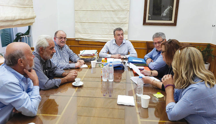 ο περιφερειάρχης Κρήτης Σταύρος Αρναουτάκης ε συνάντηση που είχε με τον Μητροπολίτη Πέτρας και Χερρονήσου Γεράσιμο και τον δήμαρχο Οροπεδίου Λασιθίου Γιάννη Στεφανάκη