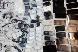 Κινητά κρυμμένα προσεκτικά μέσα σε μια ραπτομηχανή που προοριζόταν για έναν βαρυποινίτη